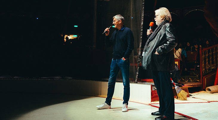 Roncalli Chef Bernhard Paul begrüsste den FC Bayern und die vom FCB eingeladenen rund 1.100 Kinder und Jugendlichen  (©Foto: FC Bayern München Media)